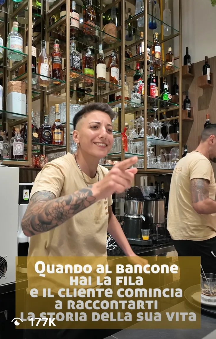 La simpatia di Carmen è irresistibile dietro al bancone e sullo schermo